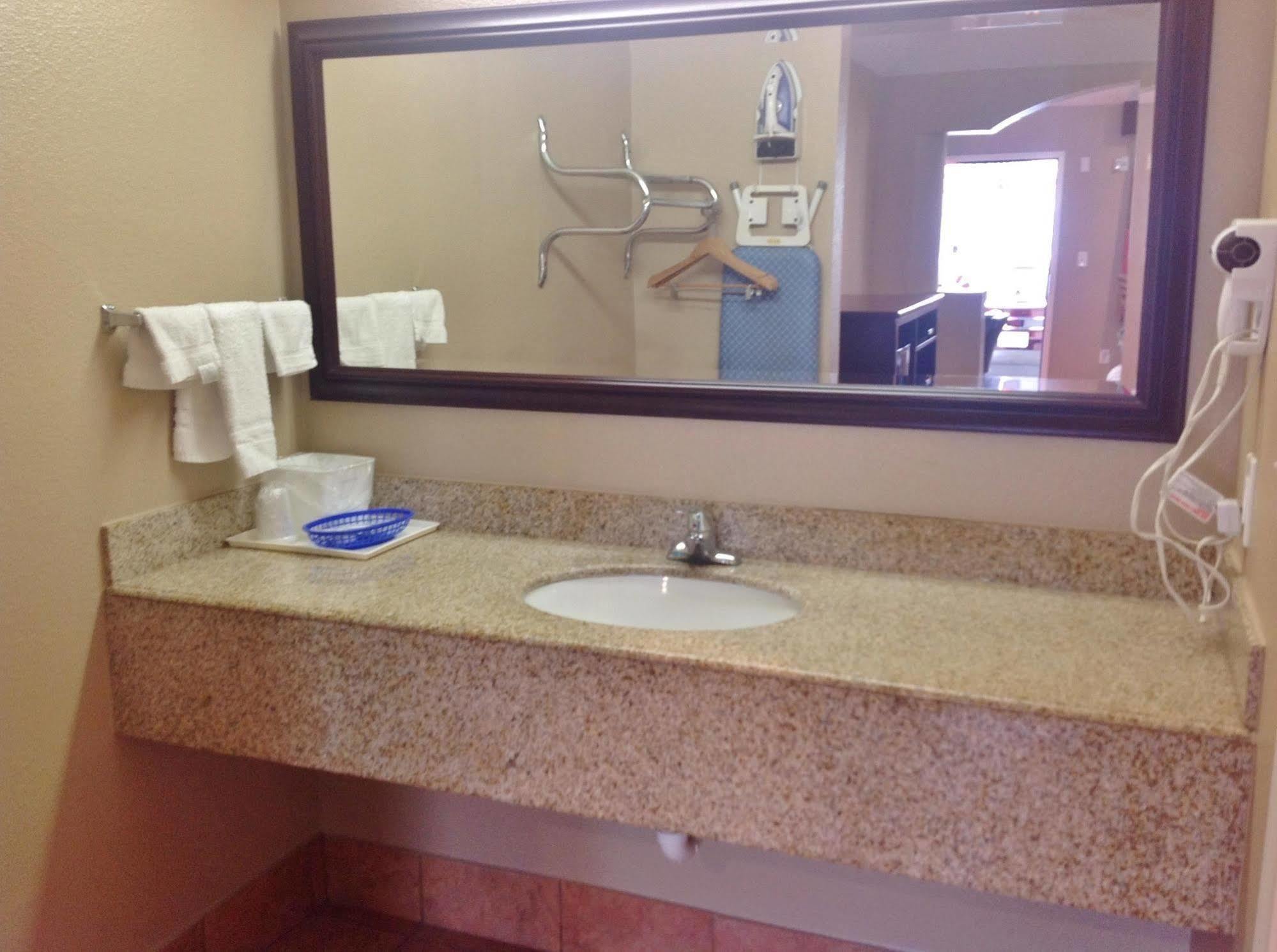 Americas Best Value Inn And Suites Houston / Tomball Parkway Экстерьер фото